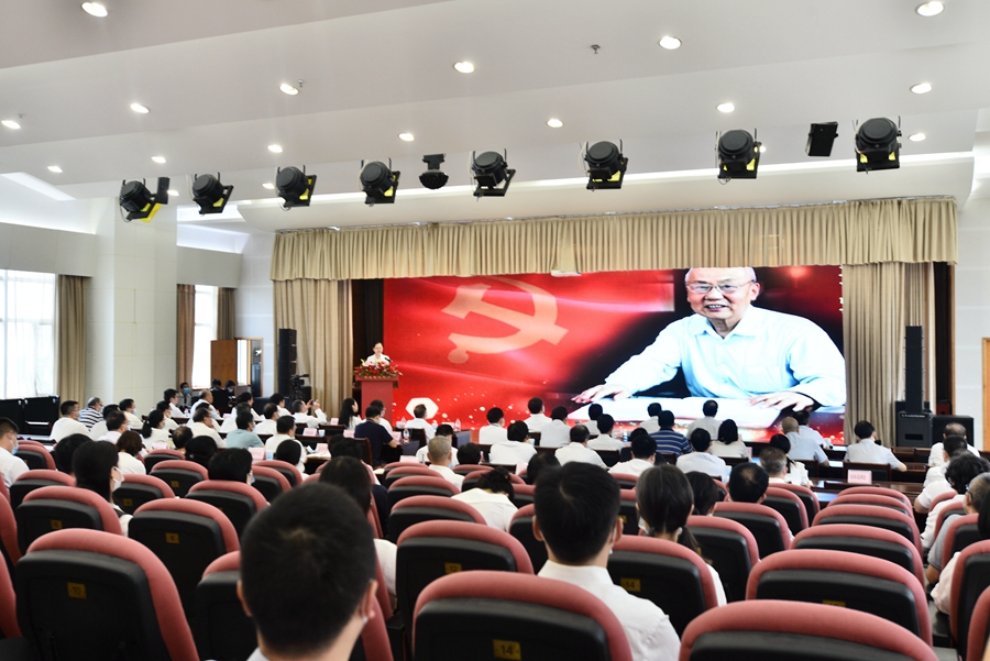 省水利厅举行郑守仁同志先进事迹报告会